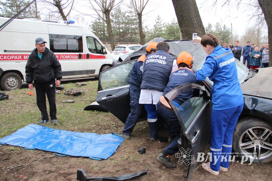 Молодого мужчину с места ДТП на пр-те Гагарина увезла скорая (ФОТО, ВИДЕО)