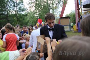 ​В Великих Луках сказочный «Праздник мороженого» подарил радость детям