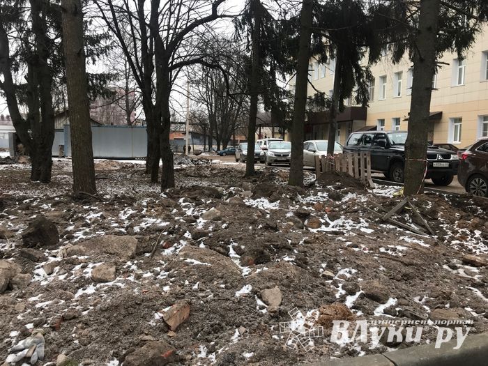 В Великих Луках приводят в порядок территорию Хирургического корпуса больницы (ФОТО)