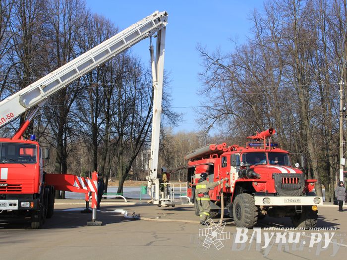 В центре Великих Лук спасатели продемонстрировали свою технику (ФОТО)
