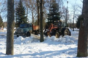 ФОТОФАКТ: В центральном городском парке чистят снег