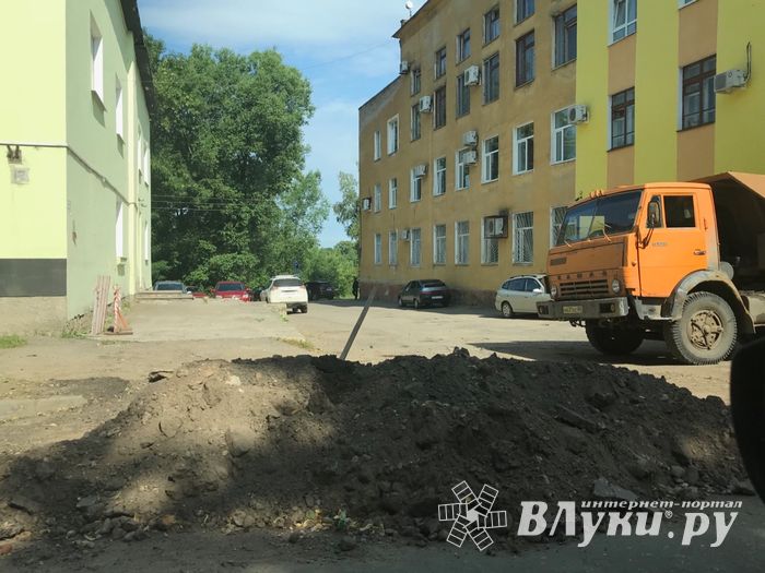 В Великих Луках перерыта дорога (ФОТО)