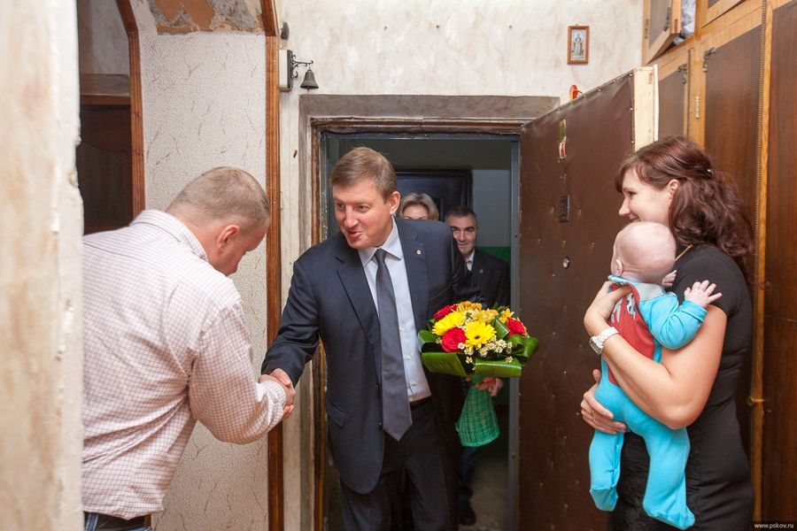 Андрей Турчак вручил 25-тысячный сертификат на материнский капитал (фото)