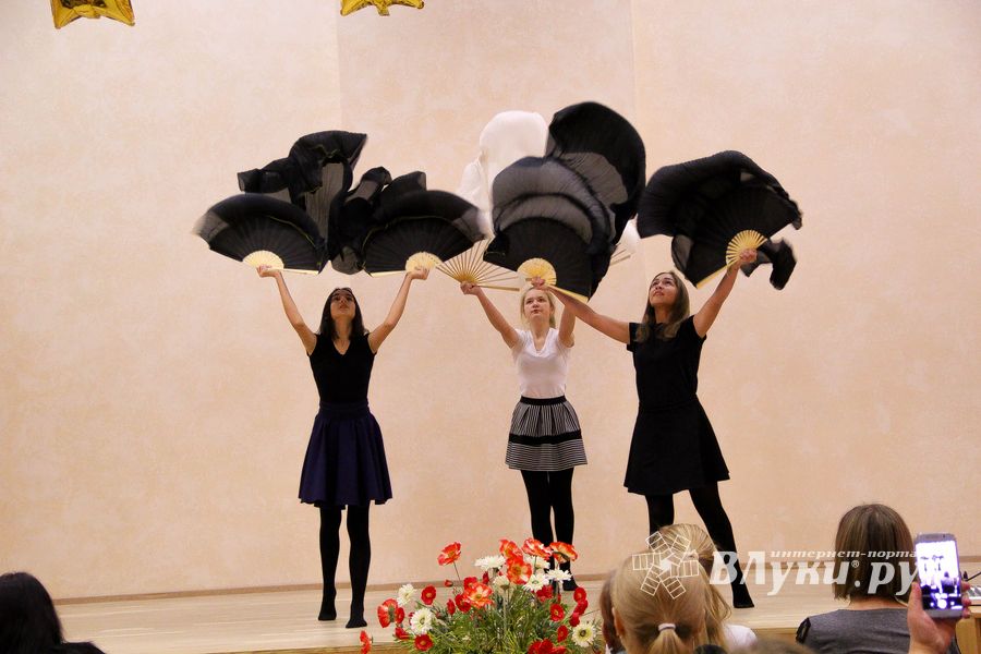 В Великих Луках поздравляют мам (ФОТО)