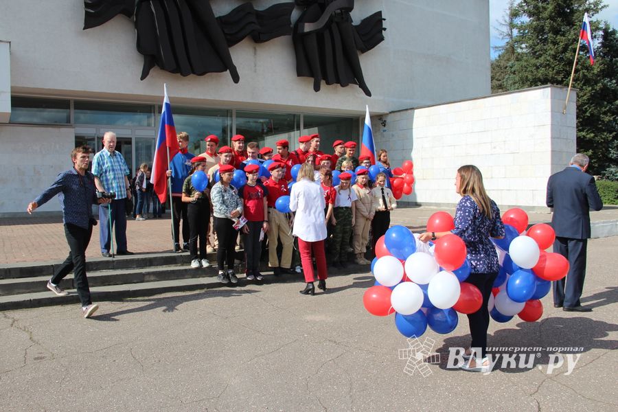 Великолучане отмечают День флага (ФОТО)