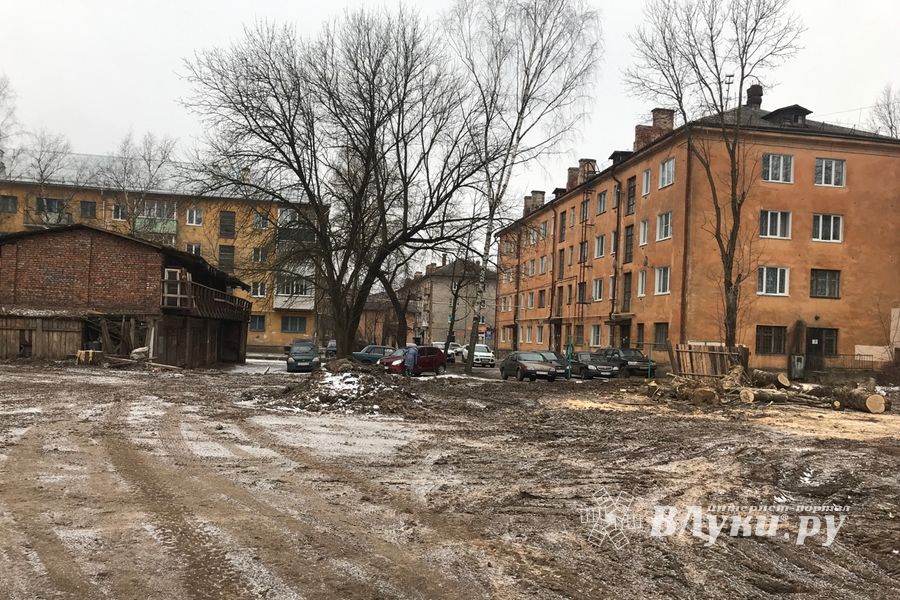 В Великих Луках приводят в порядок территорию Хирургического корпуса больницы (ФОТО)