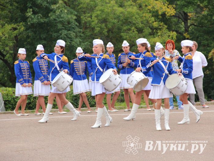 В Великих Луках проходит Международный фестиваль-конкурс среди мажореток и барабанщиц (ФОТО)