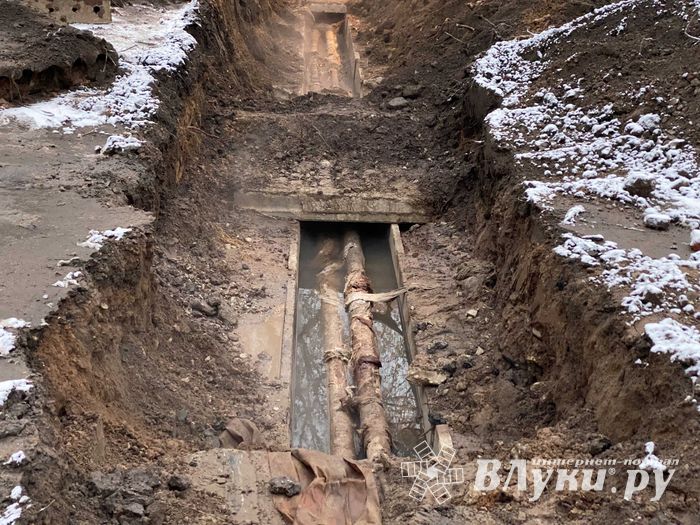 В Великих Луках восстанавливают теплоснабжение на улице Зенцовской (ФОТО)