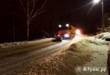 Дорожные предприятия Великих Лук продолжают борьбу со снегом