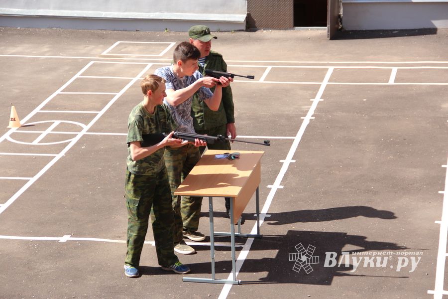 В Великих Луках в 10 лицее «освободили» заложников (ФОТО)
