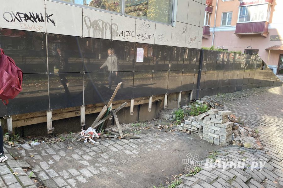 Провал под магазином на проспекте Ленина понудят устранить (ФОТО)