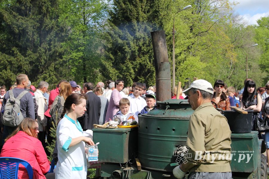 9 мая в Великих Луках. Шествие и салют