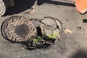 На проспекте Октябрьском провалился асфальт (ФОТО)