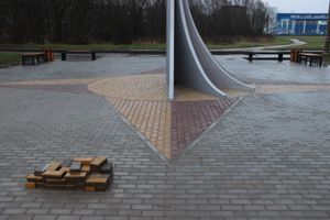 Площадку у будущего знака воздухоплаванию облагораживают (ФОТО)