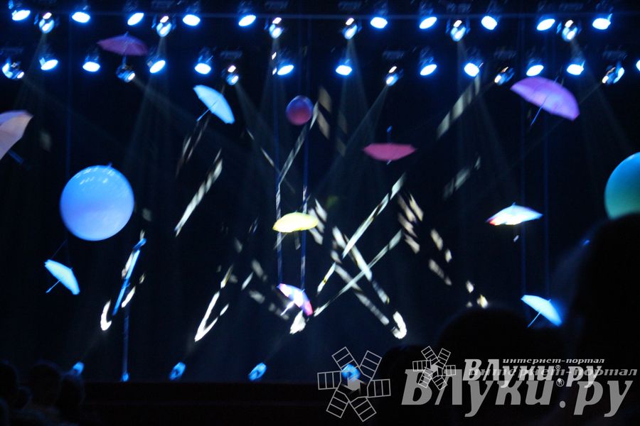 Шоу магических зонтиков и мыльных пузырей увидели юные великолучане