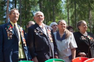 Турчак зажег партизанский костер и спел «Катюшу» вместе с ветеранами (фото)