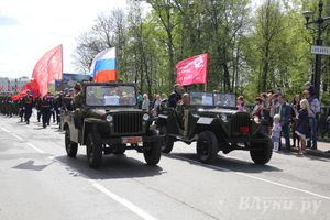 Парад Победы в Великих Луках (фото)