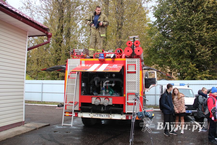 Великолукских школьников познакомили со спасательной техникой (ФОТО)