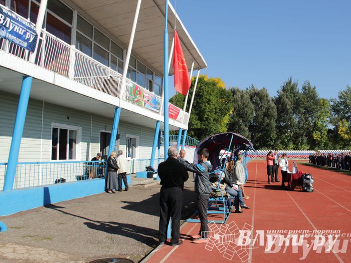 В Великих Луках стартовал открытый турнир по футболу
