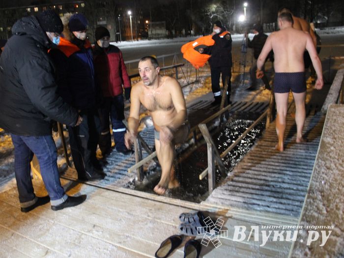 В Великих Луках проходят крещенские купания (ФОТО)
