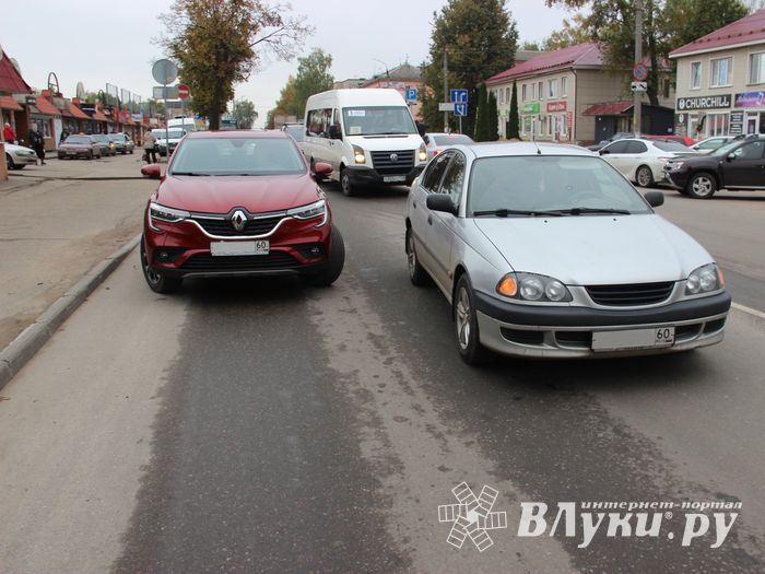 Из-за ДТП у Смоленского рынка затруднено движение (ФОТО)