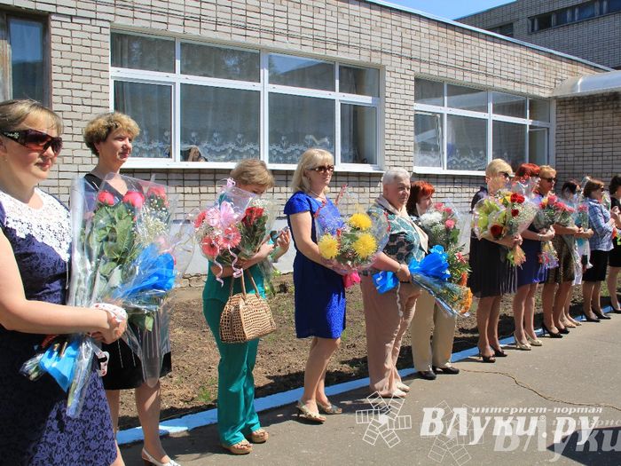 В Великих Луках прозвенели «Последние звонки»