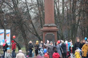 Митинг и праздничные гуляния в Великих Луках (ФОТО)