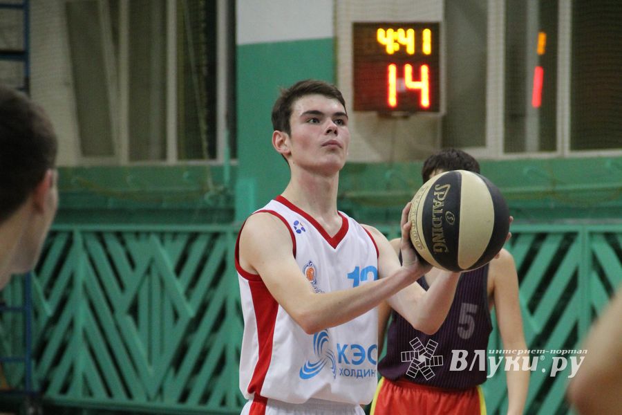 В Великих Луках прошли финальные игры муниципального этапа «КЭС-Баскет» (фото)