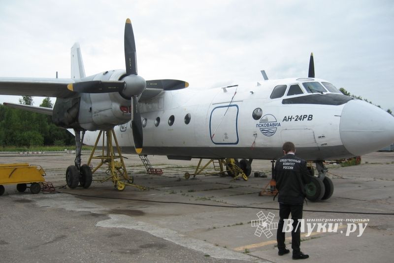 В Пскове пассажирский самолет укатился со взлетной полосы (фото)