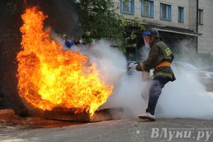 В Великих Луках прошли соревнования среди пожарных