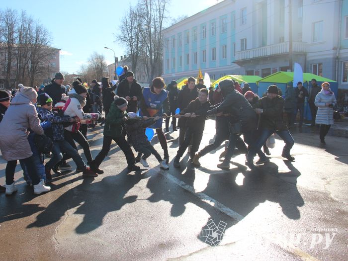 В Великих Луках широко отметили Масленицу (ФОТО)