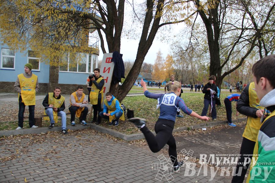 Легкоатлетический осенний кросс прошел в Великих Луках (фото)