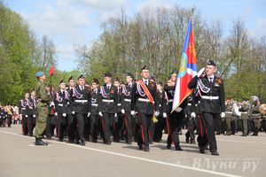 Парад Победы в Великих Луках (фото)