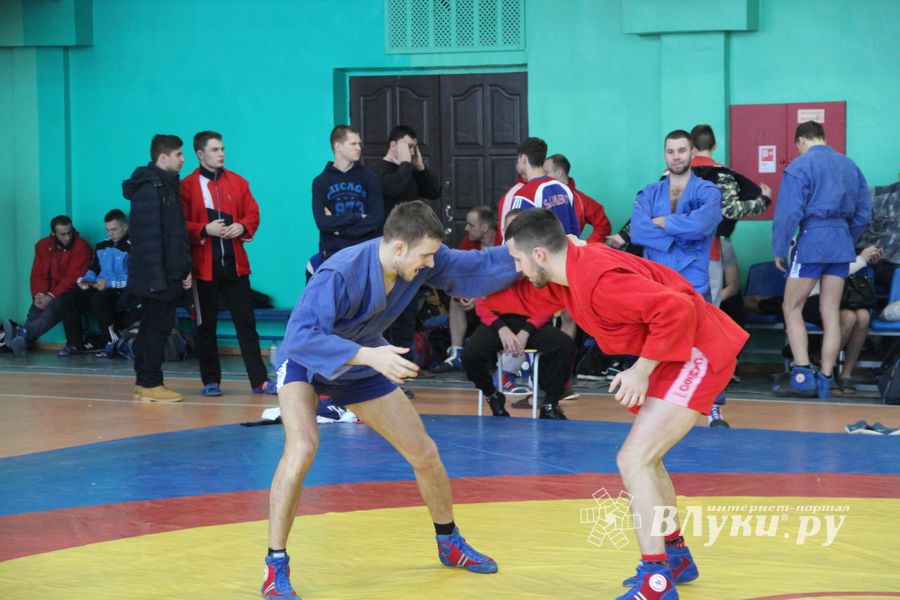 В Великих Луках - время жарких схваток