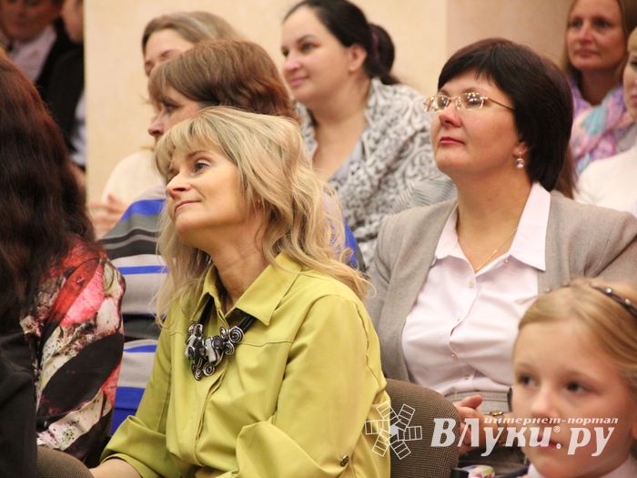 В Великих Луках ученики школы №13 поздравили своих педагогов (ФОТО)