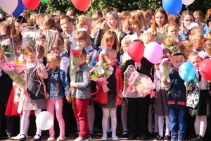 Самую многочисленную школу Великих Лук пополнили 116 первоклассников (ФОТО)