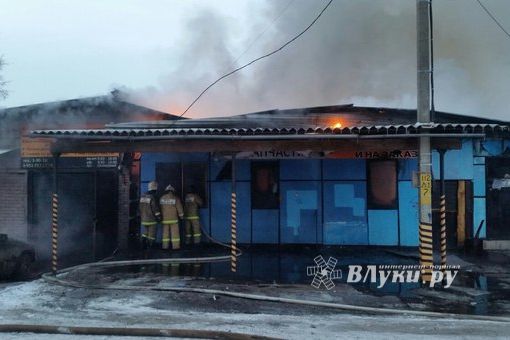 В Великих Луках сгорел автосервис (фото)