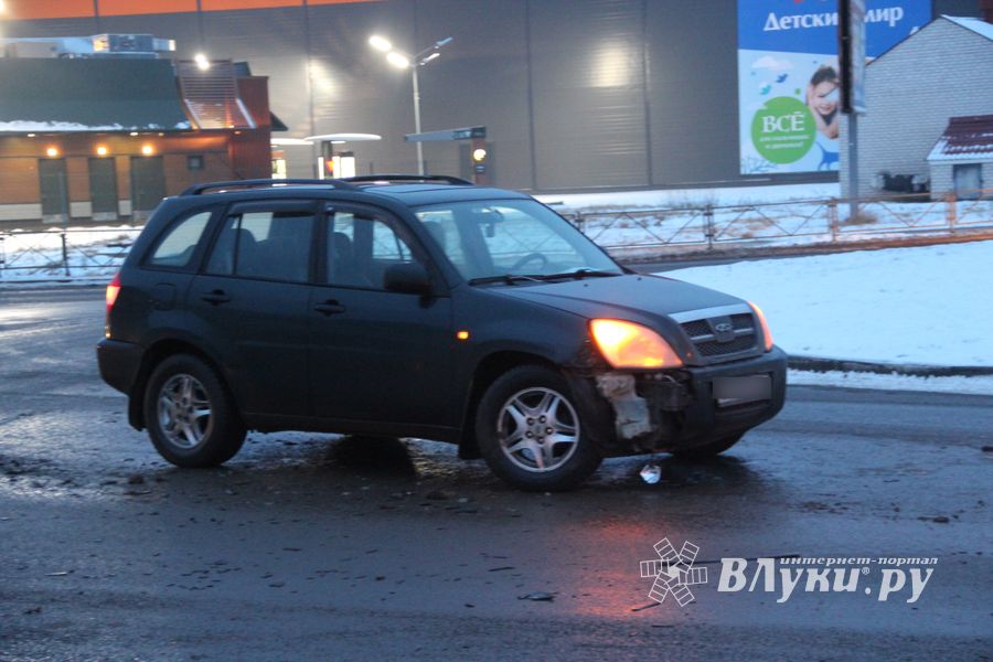 Утро в Великих Луках началось с ДТП (ФОТО)
