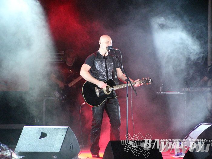 В Великих Луках состоялся концерт Дениса Майданова