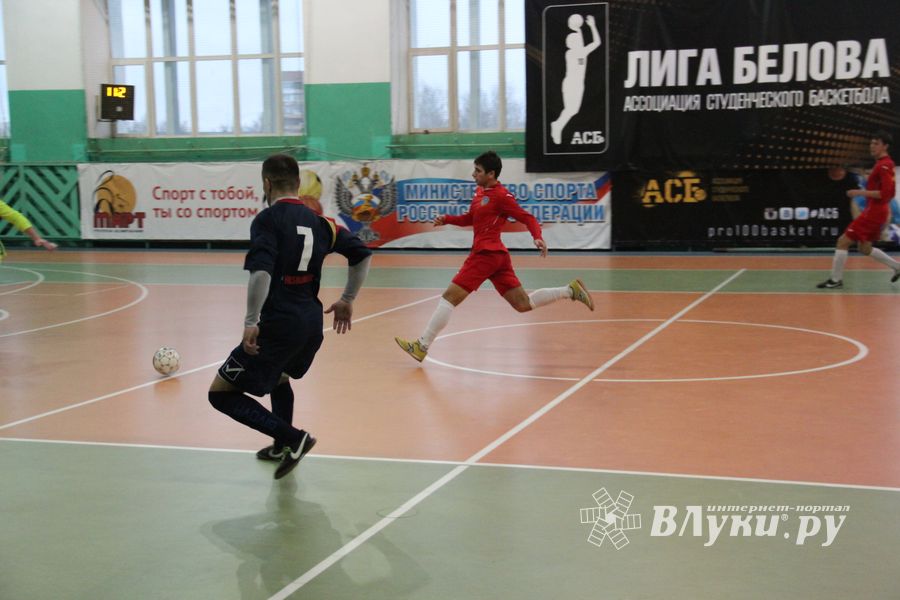 В Великих Луках продолжается Первенство города по мини-футболу (фото)