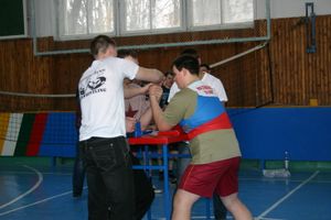 В соревнованиях по армрестлингу победили дети