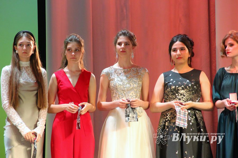 Великолукским выпускникам вручили медали «За особые успехи в учении» (ФОТО)