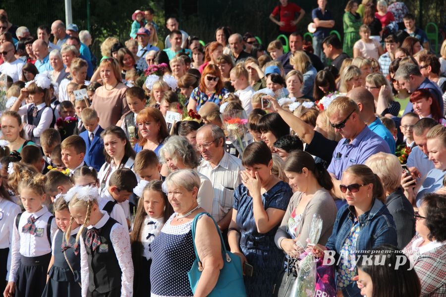 В Великих Луках торжественно встретили День знаний (ФОТО)