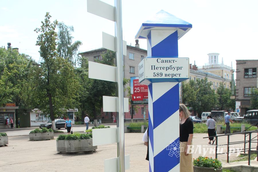 «Верстовой столб»  установлен у здания Главпочтамта на улице Зверева