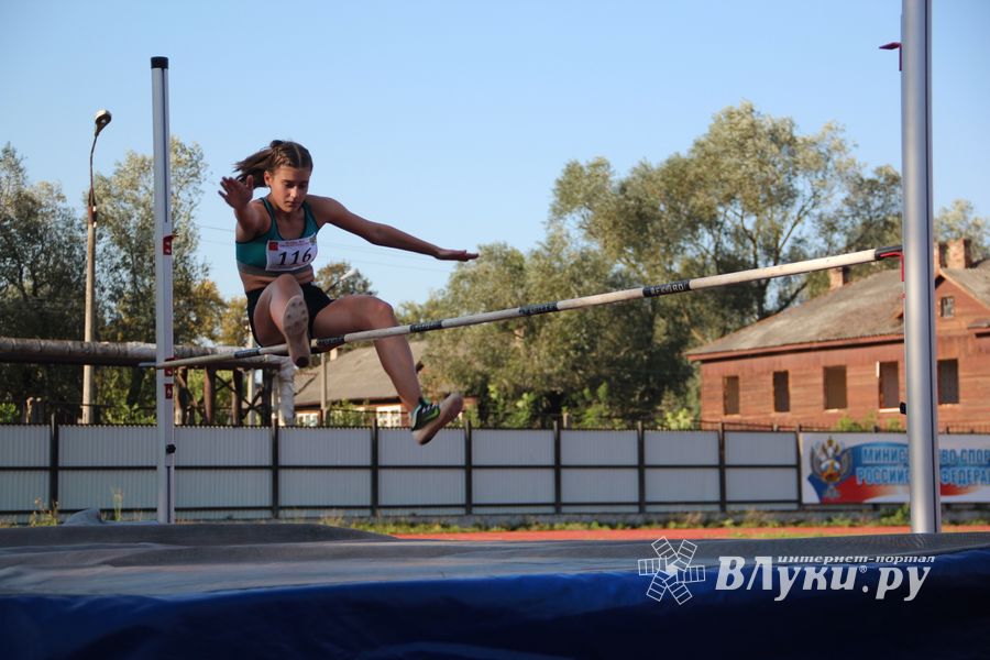 В Великих Луках проходят соревнования «Шиповка юных» (ФОТО)