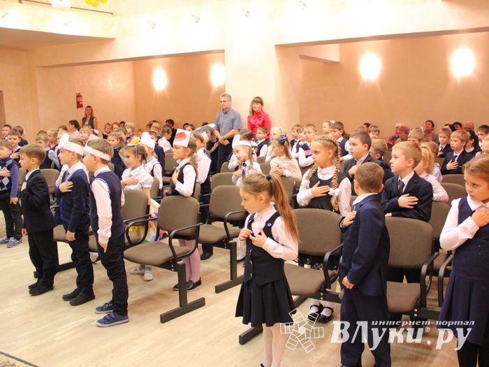 Зачем самых младших учеников 13-й школы испачкали мелом (ФОТО)