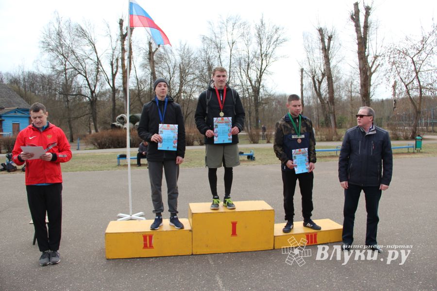 В Великих Луках прошёл легкоатлетический кросс (ФОТО)