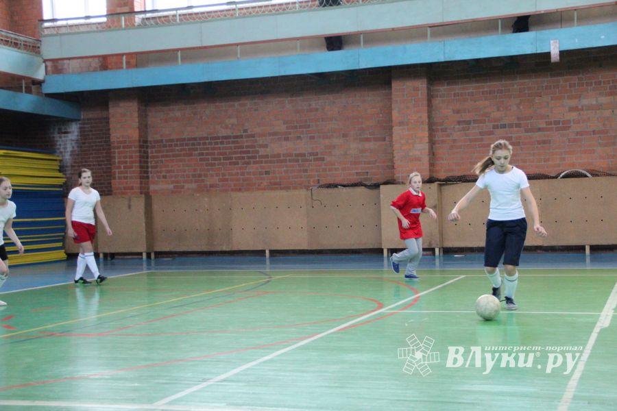 В Великих Луках прошел областной этап по мини-футболу среди девочек (фото)