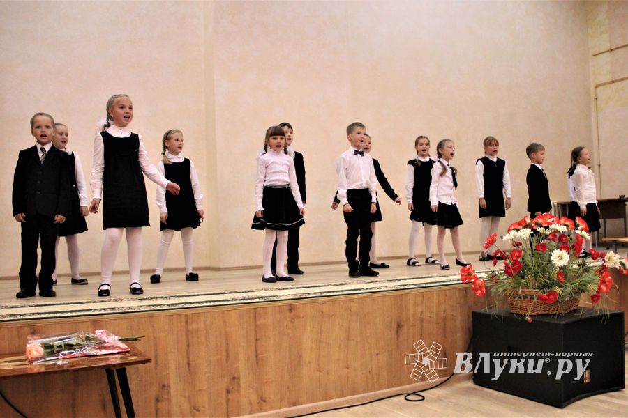 В Великих Луках ученики школы №13 поздравили своих педагогов (ФОТО)