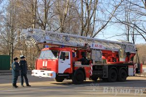 В центре Великих Лук спасатели продемонстрировали свою технику (ФОТО)